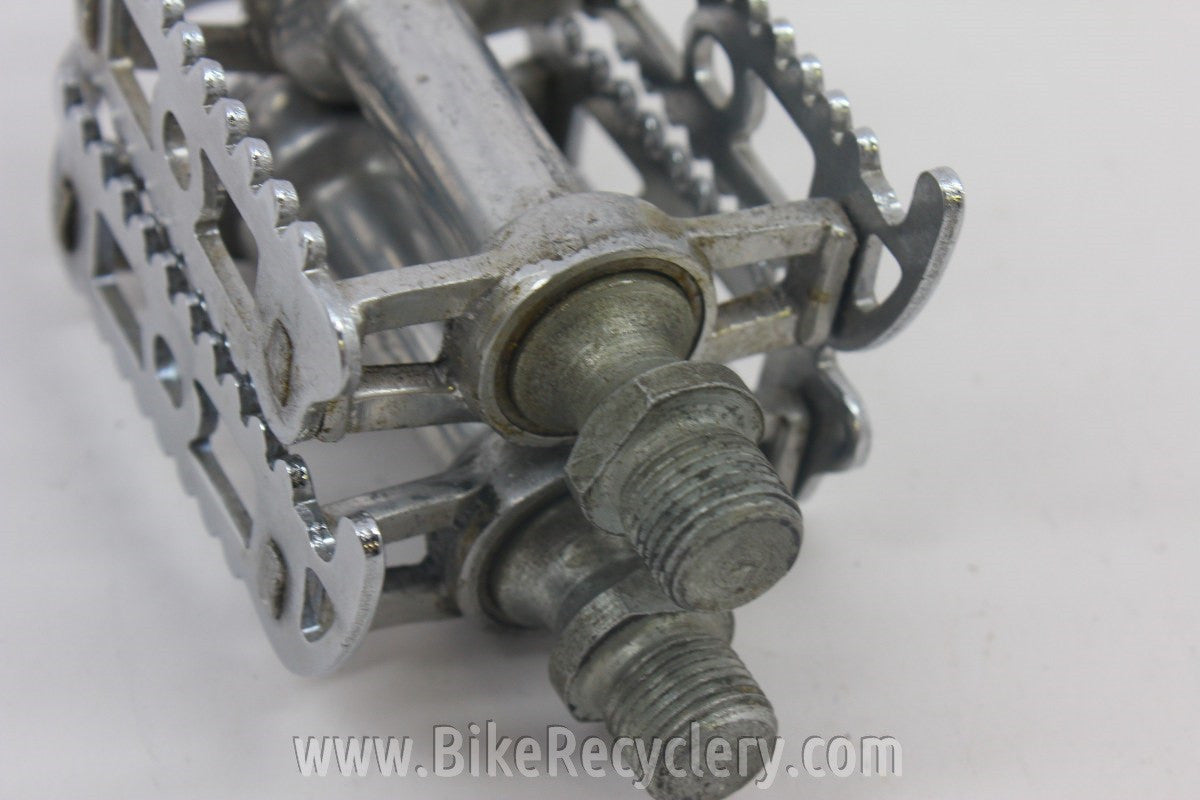 Atom 700 Pedals: English Threads, Dust Caps