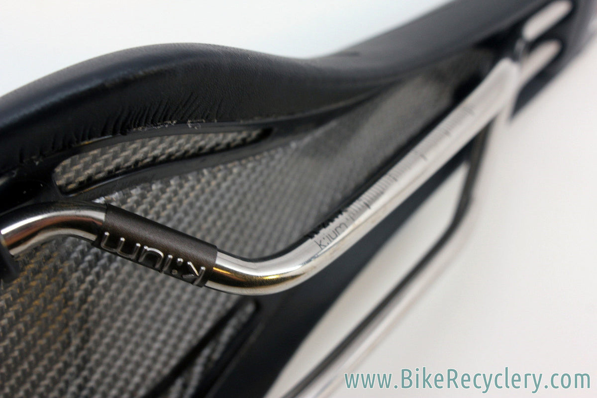 Fi'zi:k Arione R3 Saddle: K:ium Rails - Black w/ Red - 130mm (NEW)