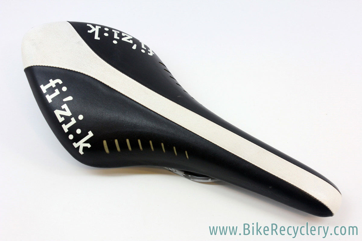 Fi'zi:k Arione Saddle: Black/White