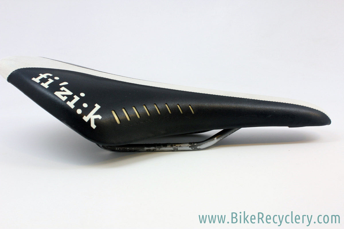 Fi'zi:k Arione Saddle: Black/White